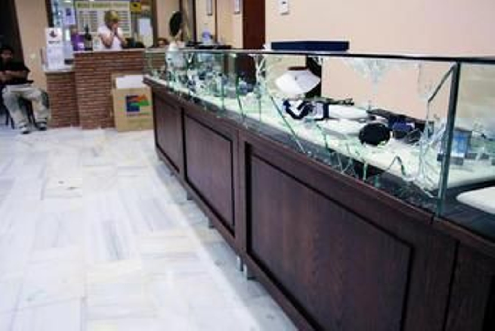 Estado en el que quedó una de las mamparas de la joyería de Mijas-Pueblo.