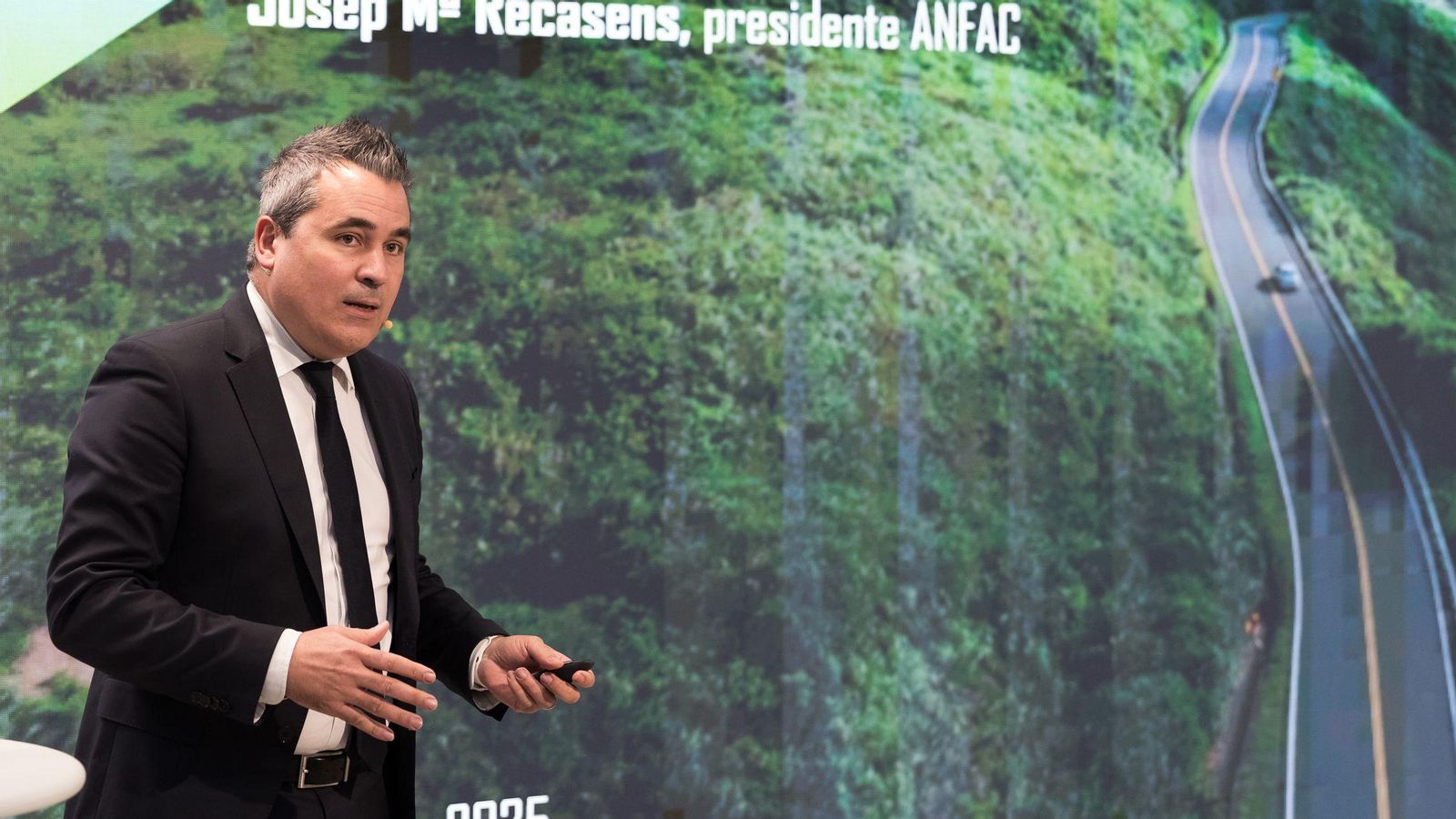 Para Recasens, "el Plan persigue defender la competitividad de la producción". También incidió en el riesgo que supone que "el Valor Añadido Bruto que generamos ahora está en el motor de combustión con un valor residual en el eléctrico"..