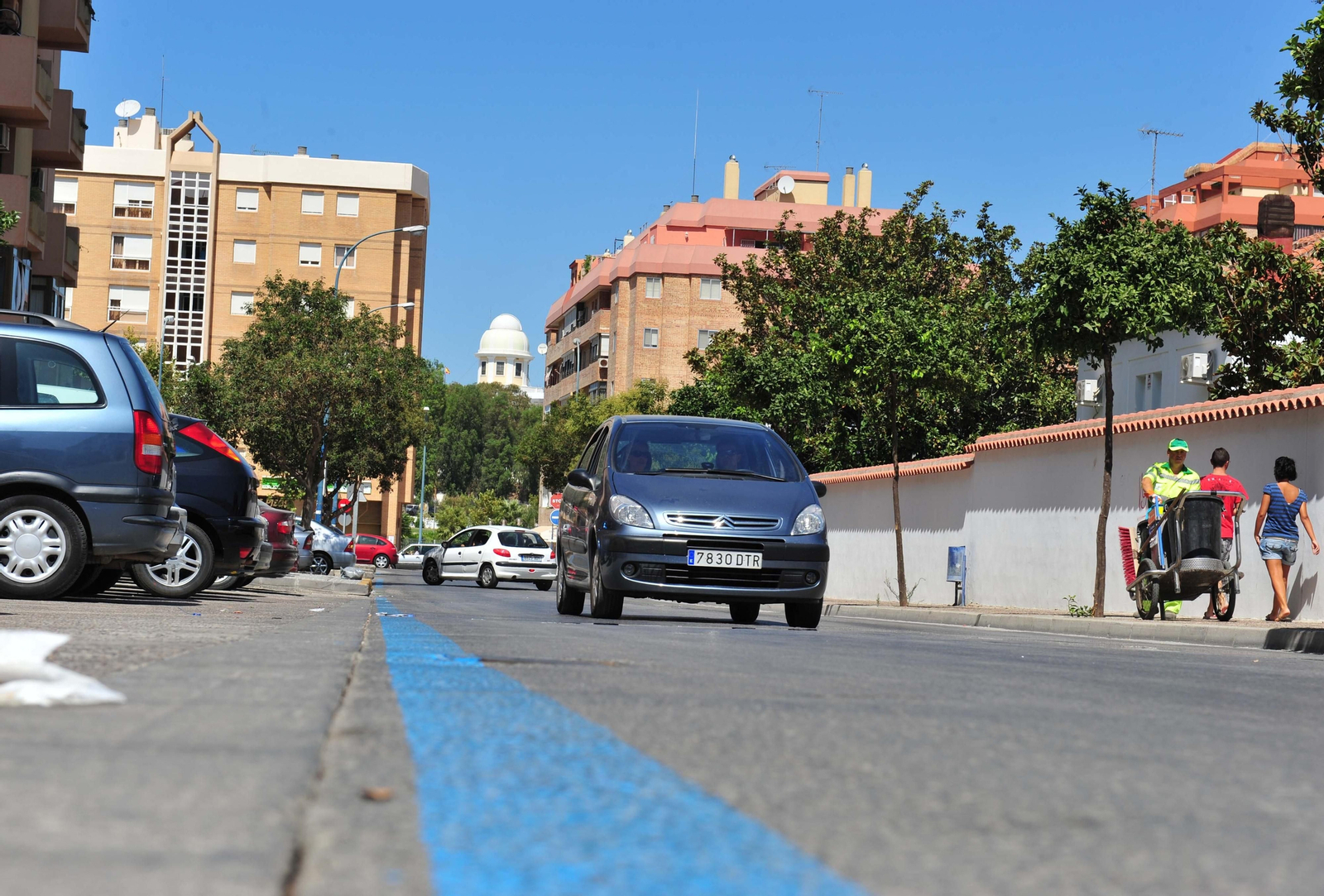 Imagen de archivo de una calle de Granada con zona azul.