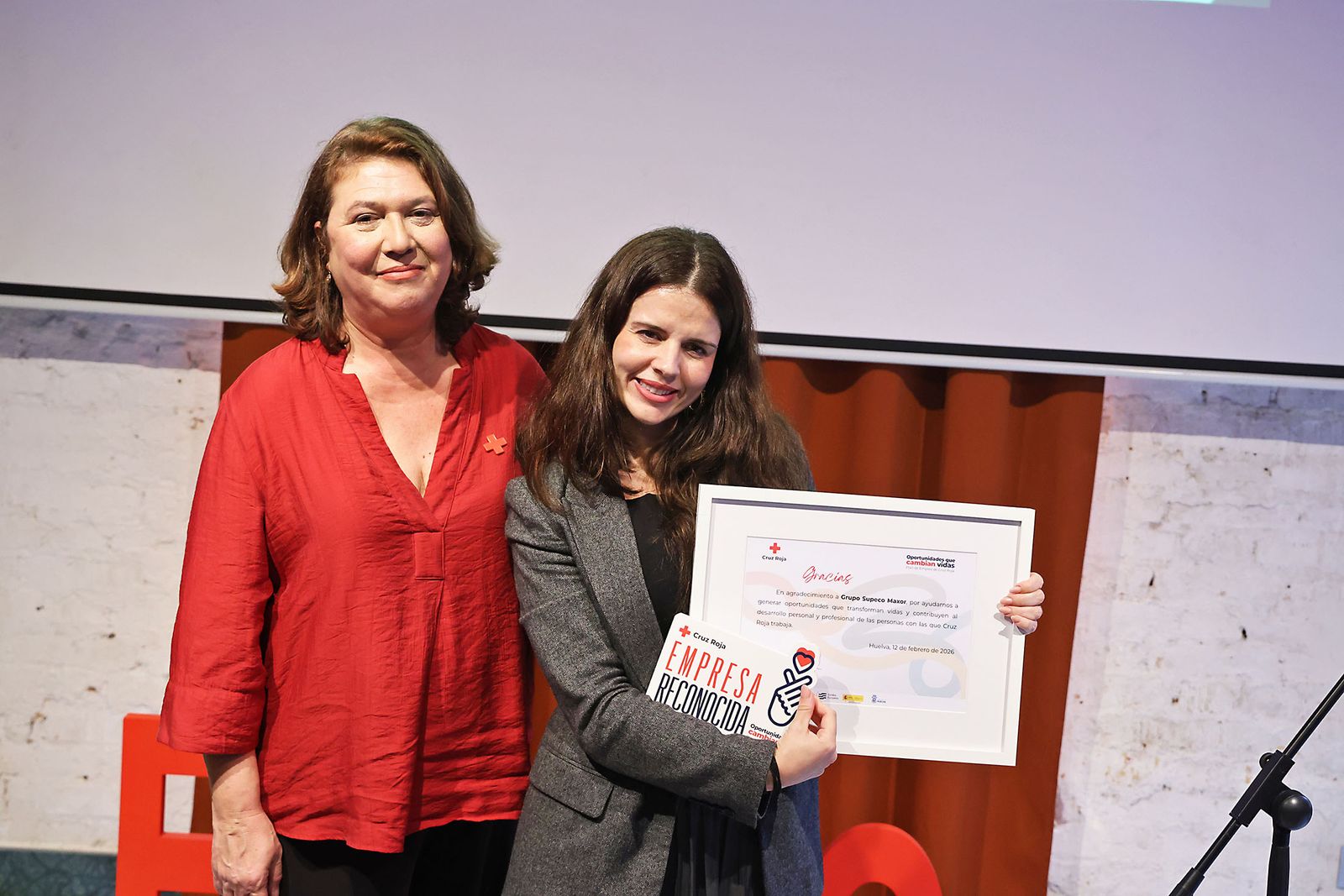 Fotografías del acto de reconocimiento de Cruz Roja a empresas y entidades