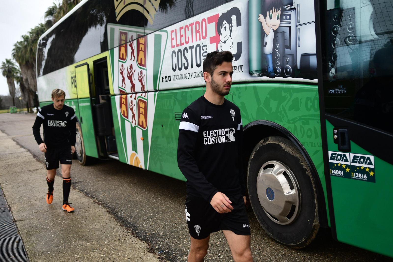 Andrés Martín se dirige al terreno de juego de la Ciudad Deportiva seguido de Javi Lara.