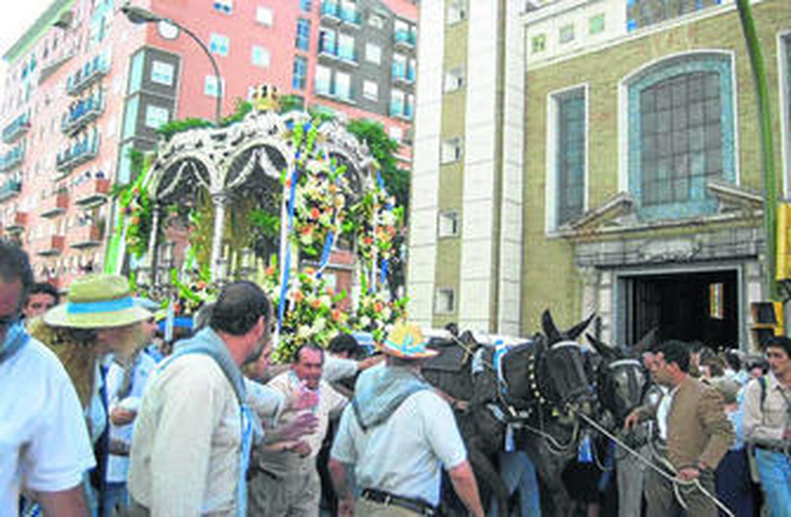 La carreta de plata de Huelva a su paso por la parroquia de Nuestra Señora del Rocío de Huelva.