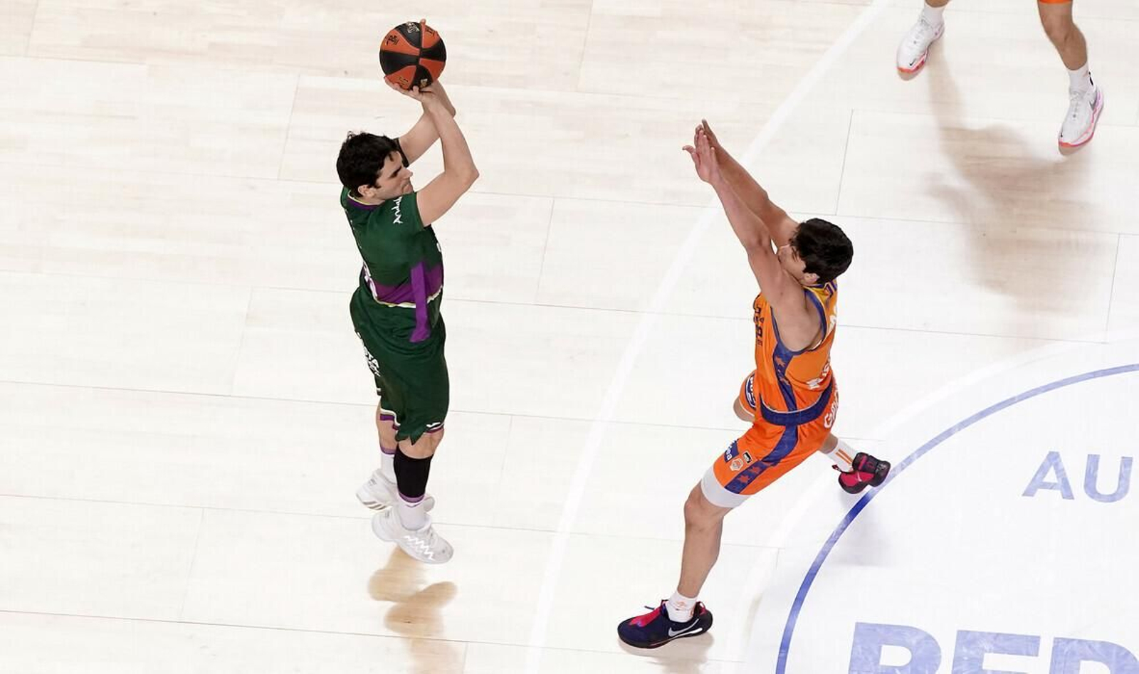 Carlos Suárez lanza durante un partido.