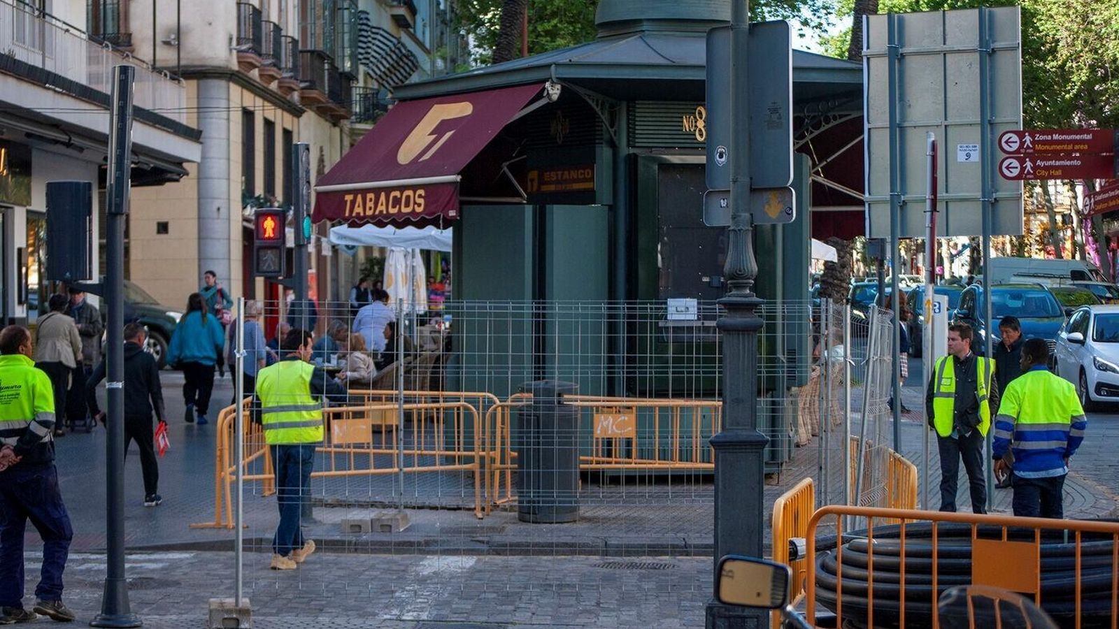 Los operarios colocando las señalizaciones.