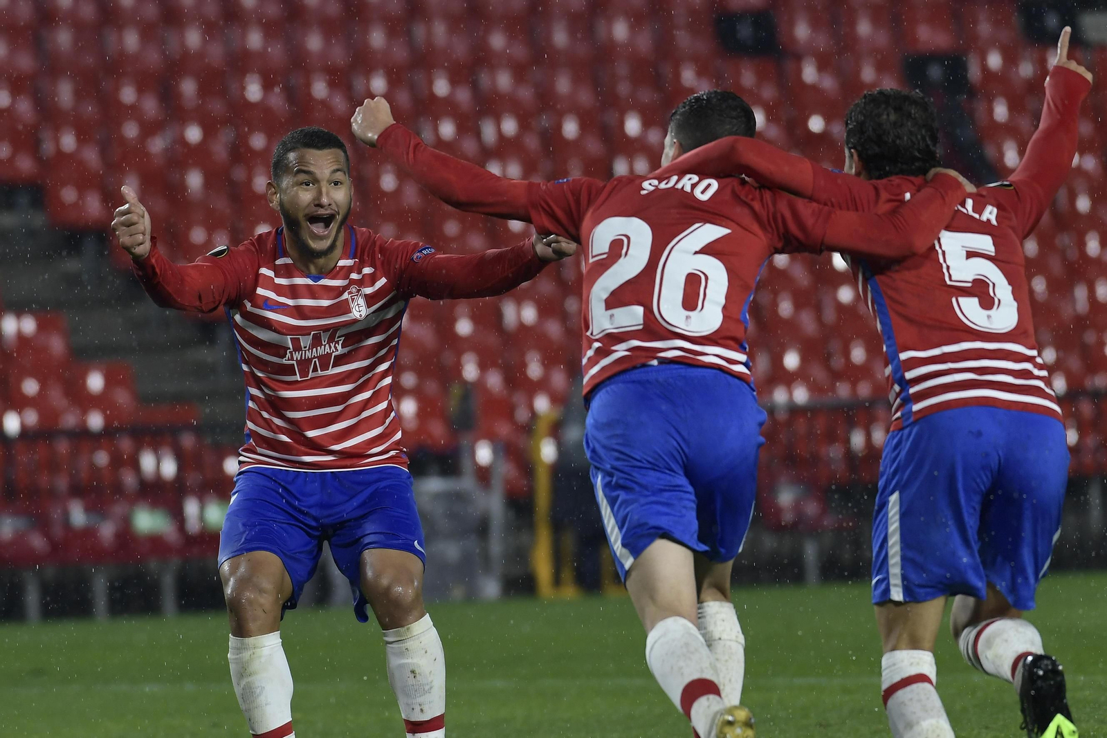 Soro y Milla acuden a saludar a Luis Suárez tras el segundo tanto de los rojiblancos.