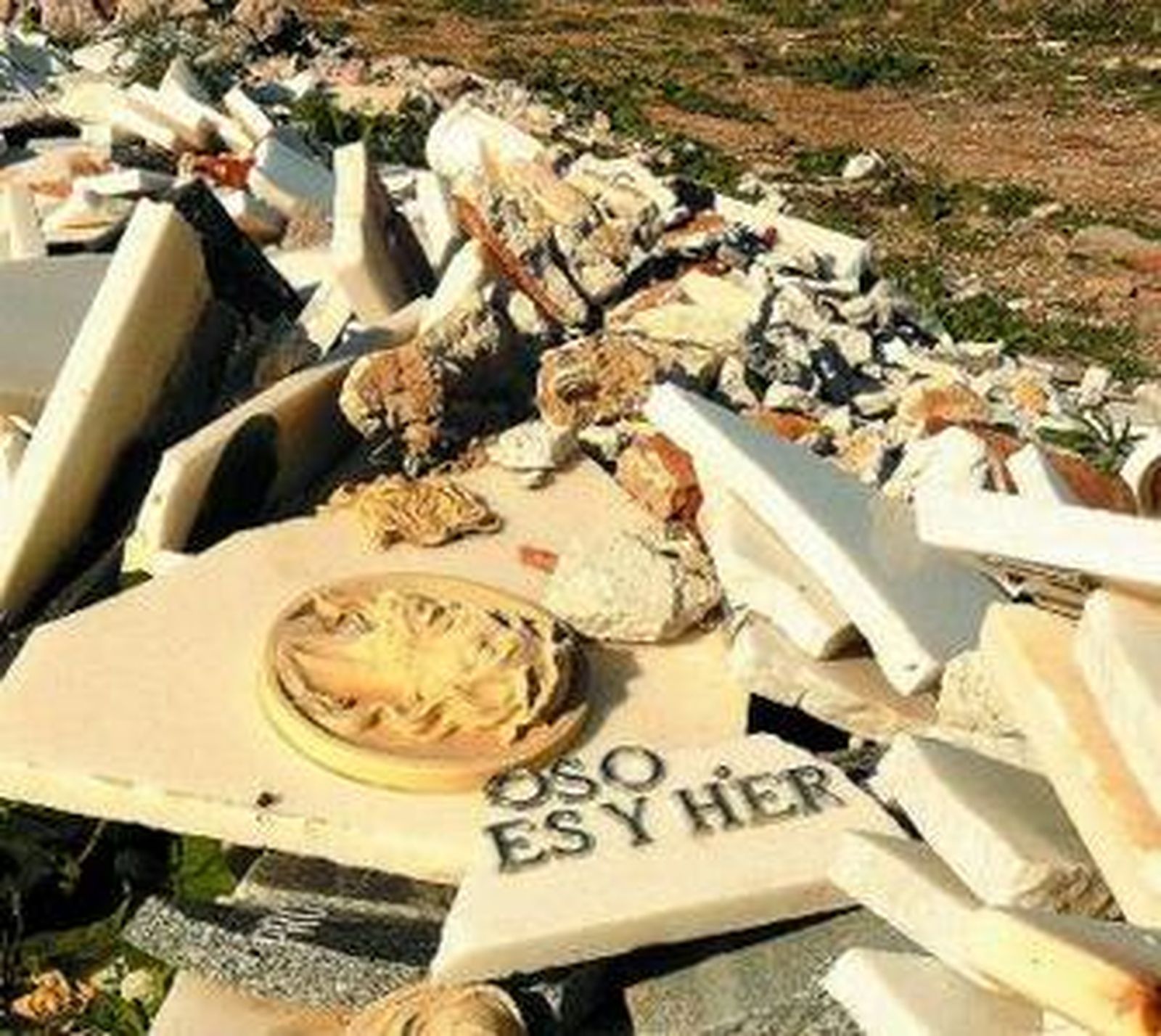 Lápidas abandonadas en el camposanto de Cabo de Gata.