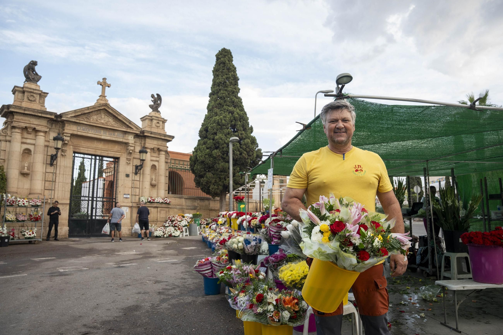 Así se preparan las flores para el Día de Los Santos en Almería