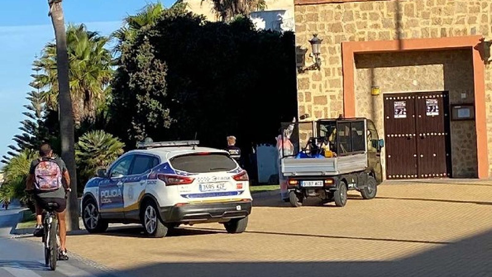 Recogida de enseres en una zona verde de la ciudad.