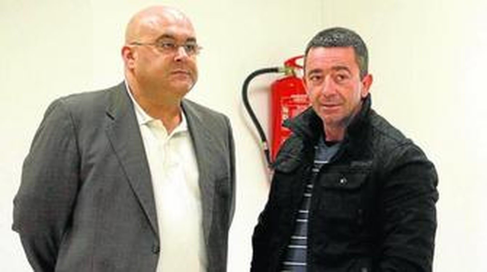 Manuel Aguilera conversa con el representante de CCOO Rafael Cuevas antes del comienzo de la sesión de ayer.