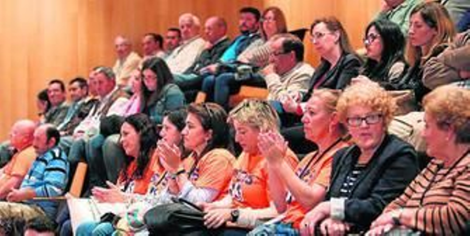 Representantes de los trabajadores del 061 entre el público ayer.