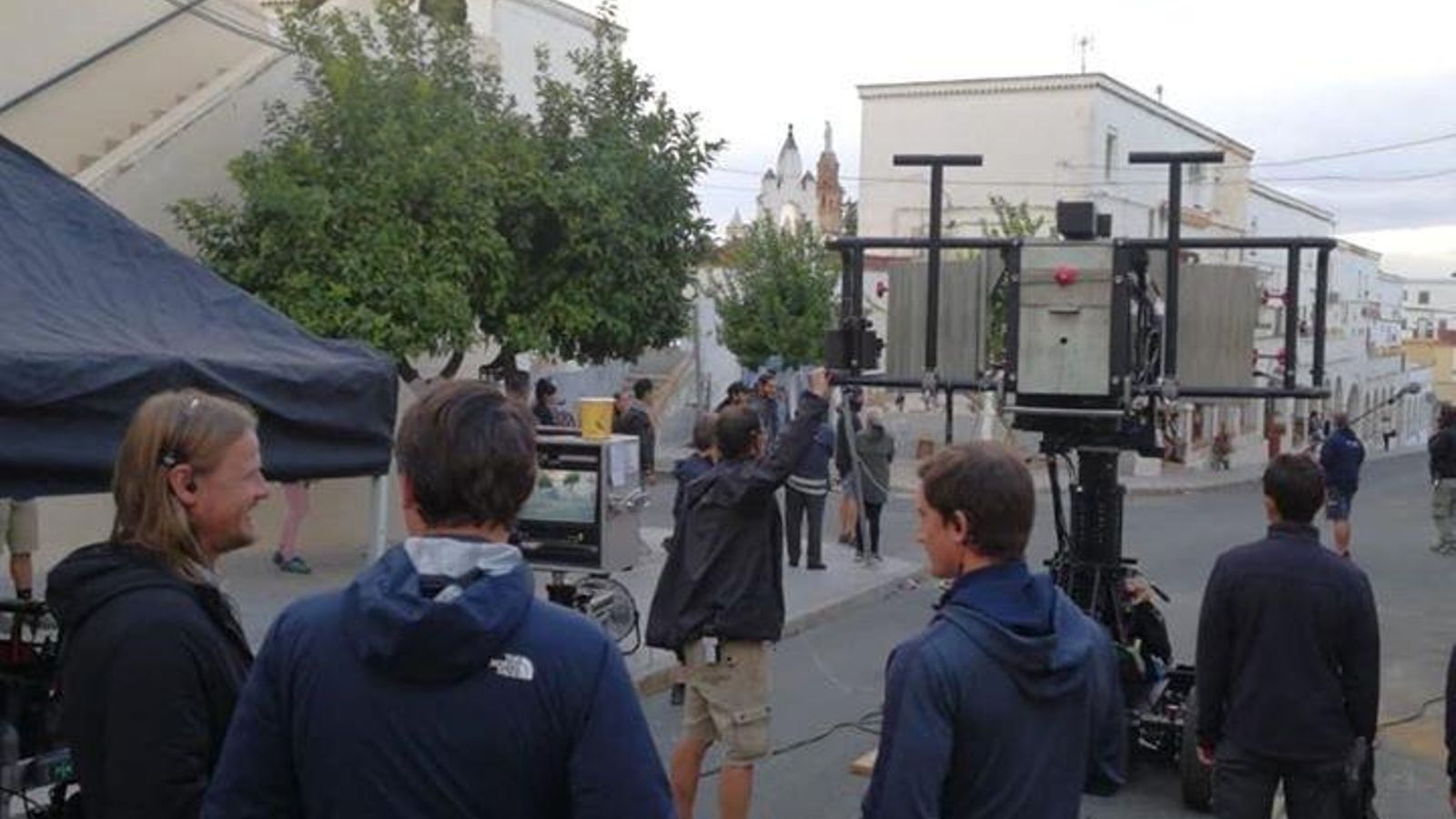 Personal de la producción trabajando en la zona.