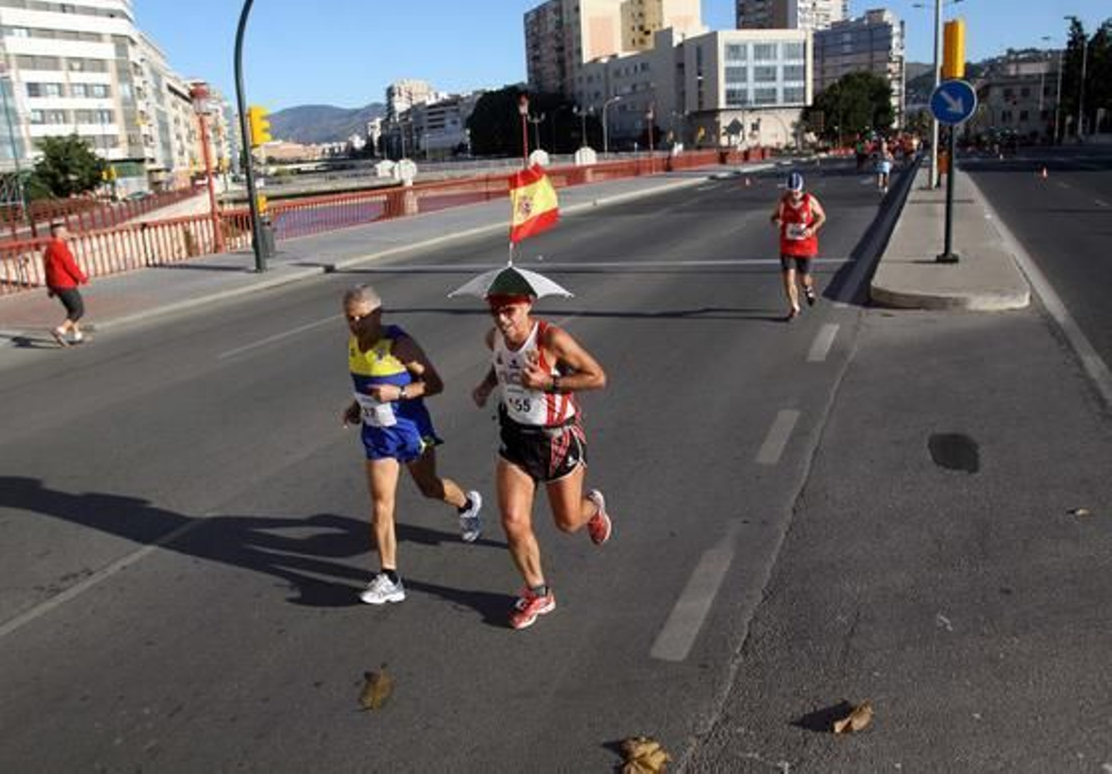El buen tiempo ha acompañado a los 722 atletas inscritos en la prueba, aunque el fuerte viento de poniente ha dificultado el recorrido de vuelta y ha impedido que se registraran mejores marcas. 

Foto: Migue Fernandez