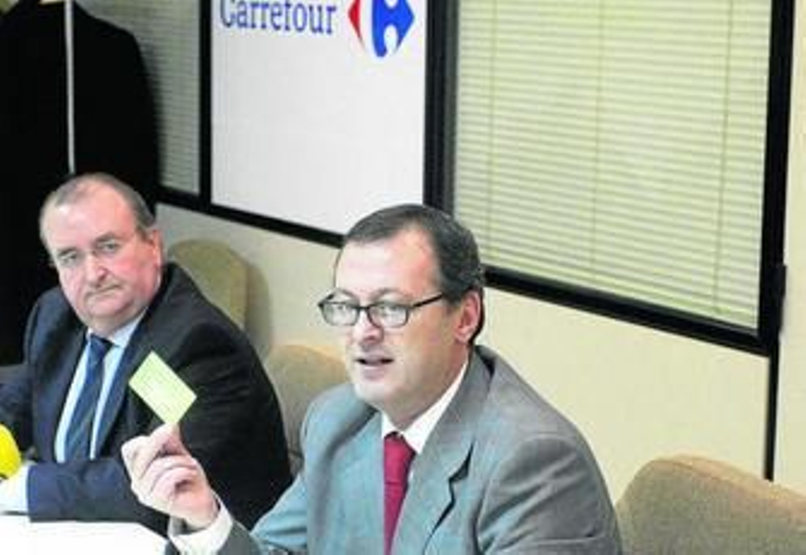 Francisco Medina muestra la tarjeta 65+, ante la mirada de Bartolomé Escribano.