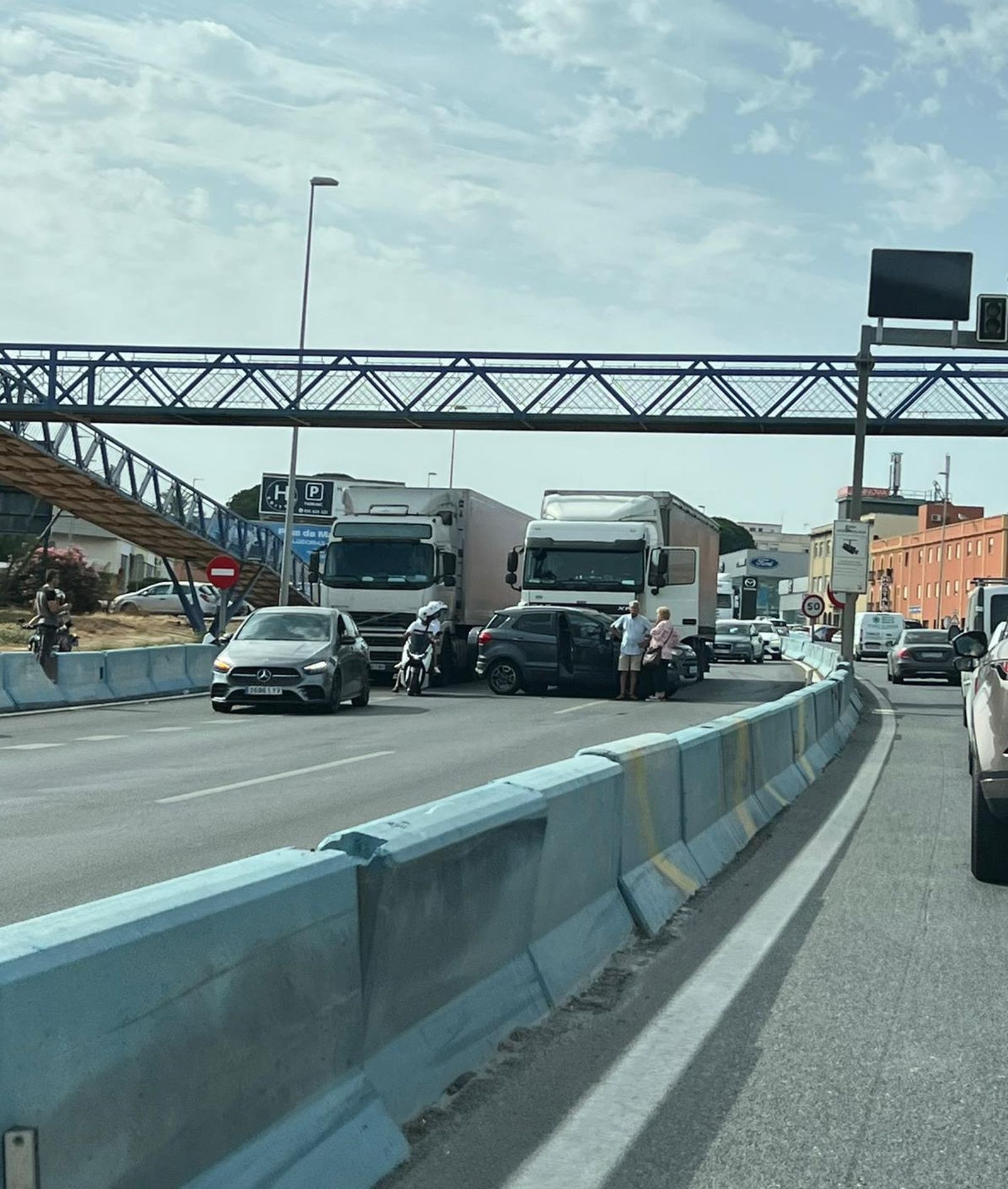 El accidente generó una cola de vehículos.