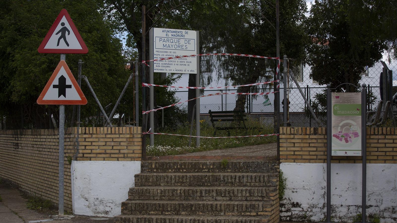 Parques precintados en el municipio de El Madroño.