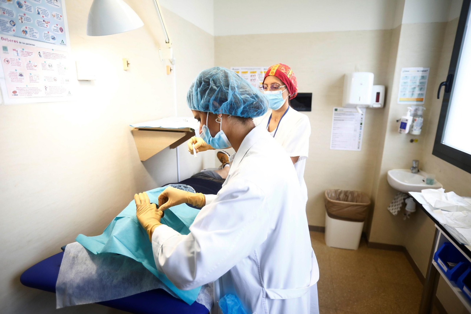 Una oftalmóloga prepara a un paciente para una inyección intravítrea.