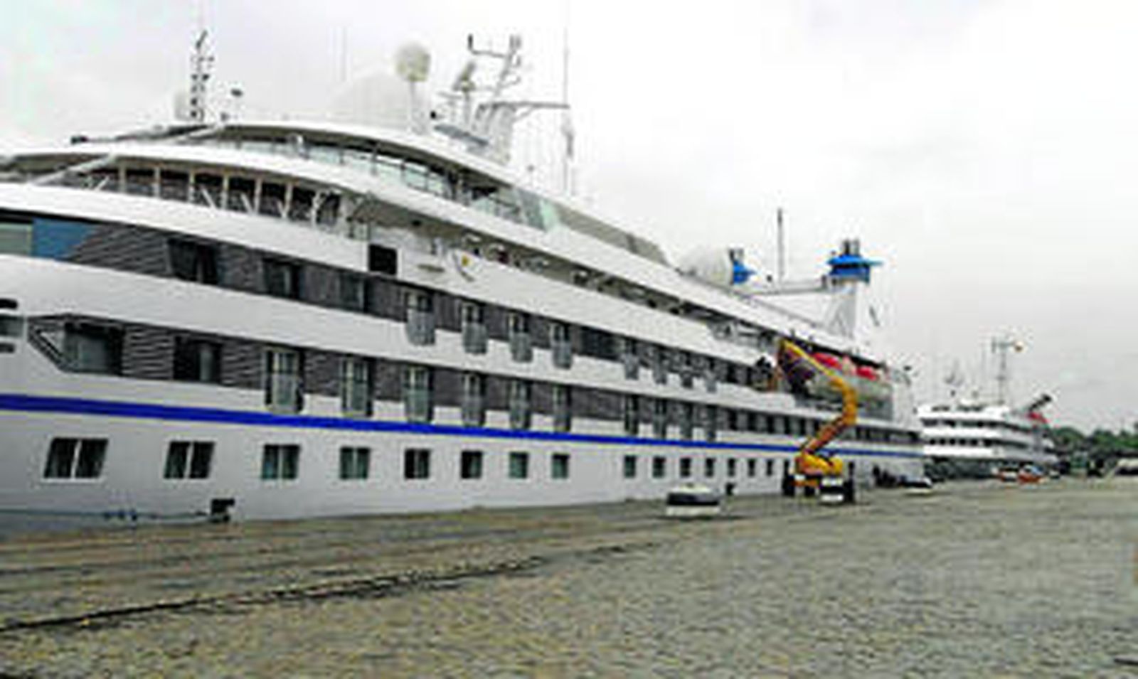Dos cruceros atracados en Sevilla, en su muelle de Las Delicias.