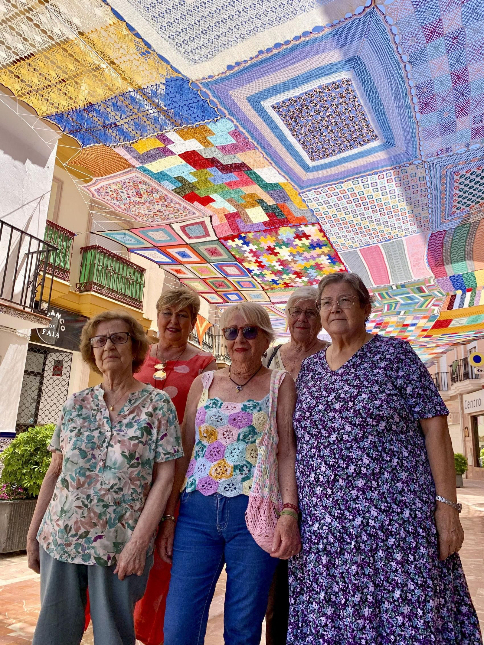 Algunas de las tejedoras de la manta de croché de Alhaurín de la Torre. Algunas de las tejedoras de la manta de croché de Alhaurín de la Torre.