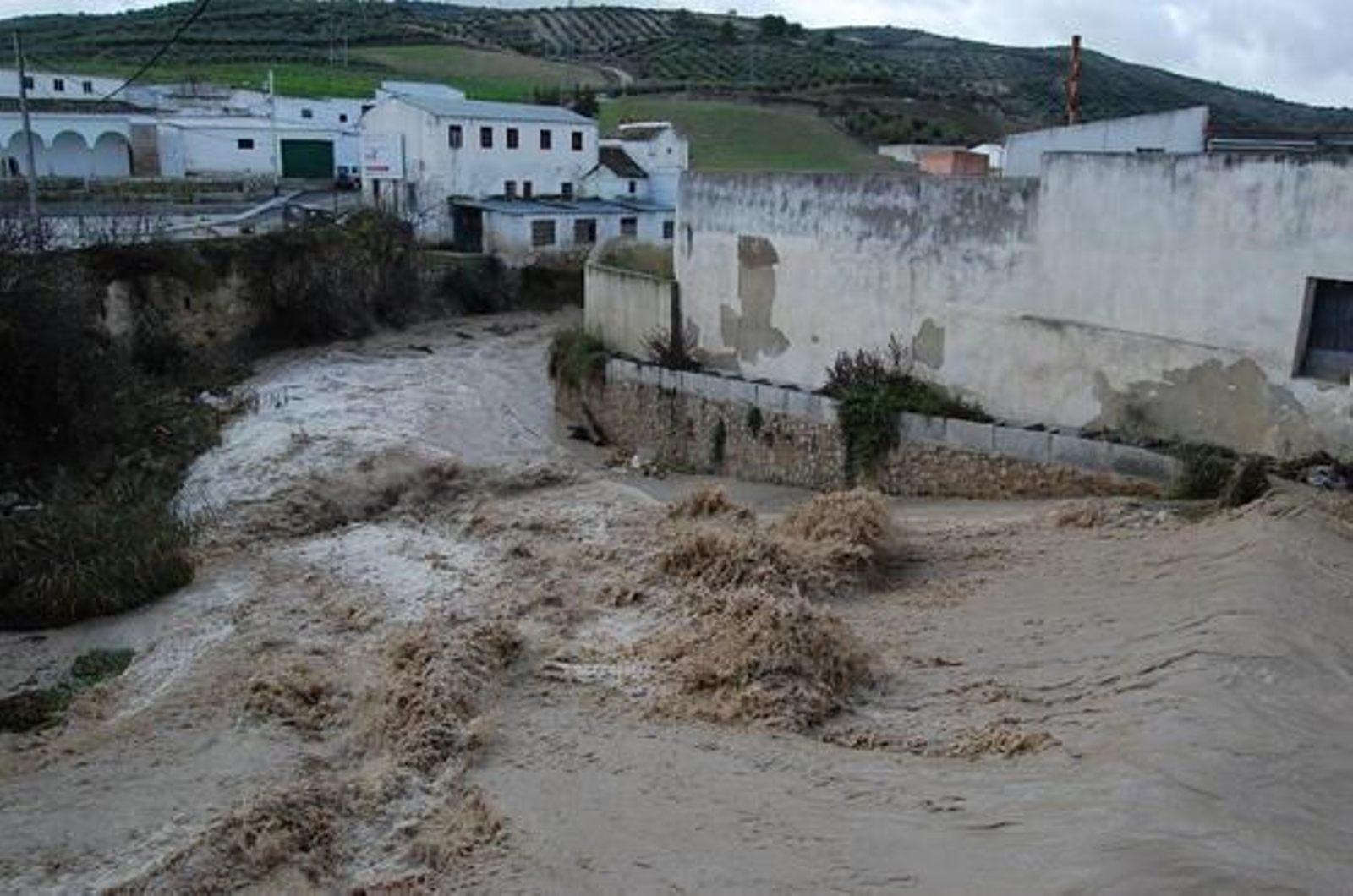 Las lluvias inundan las calles de Baena.

Foto: Rafael Salido