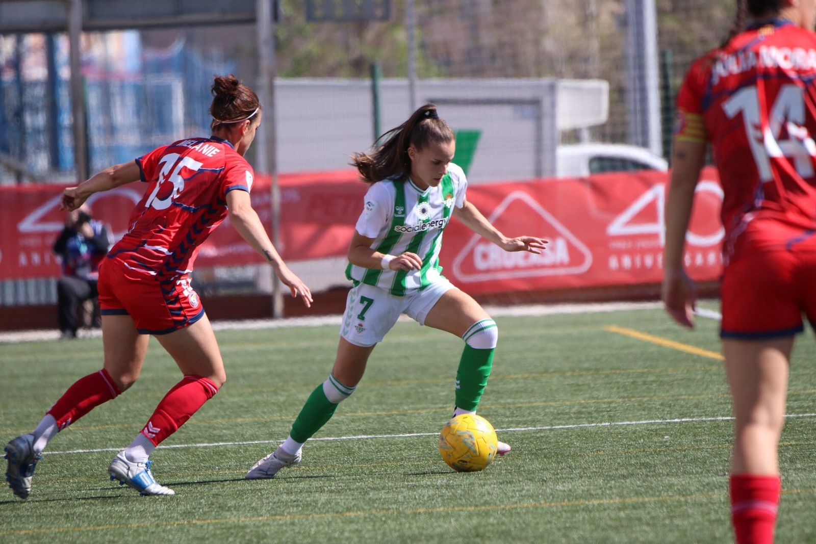 La bética Carla conduce el balón.