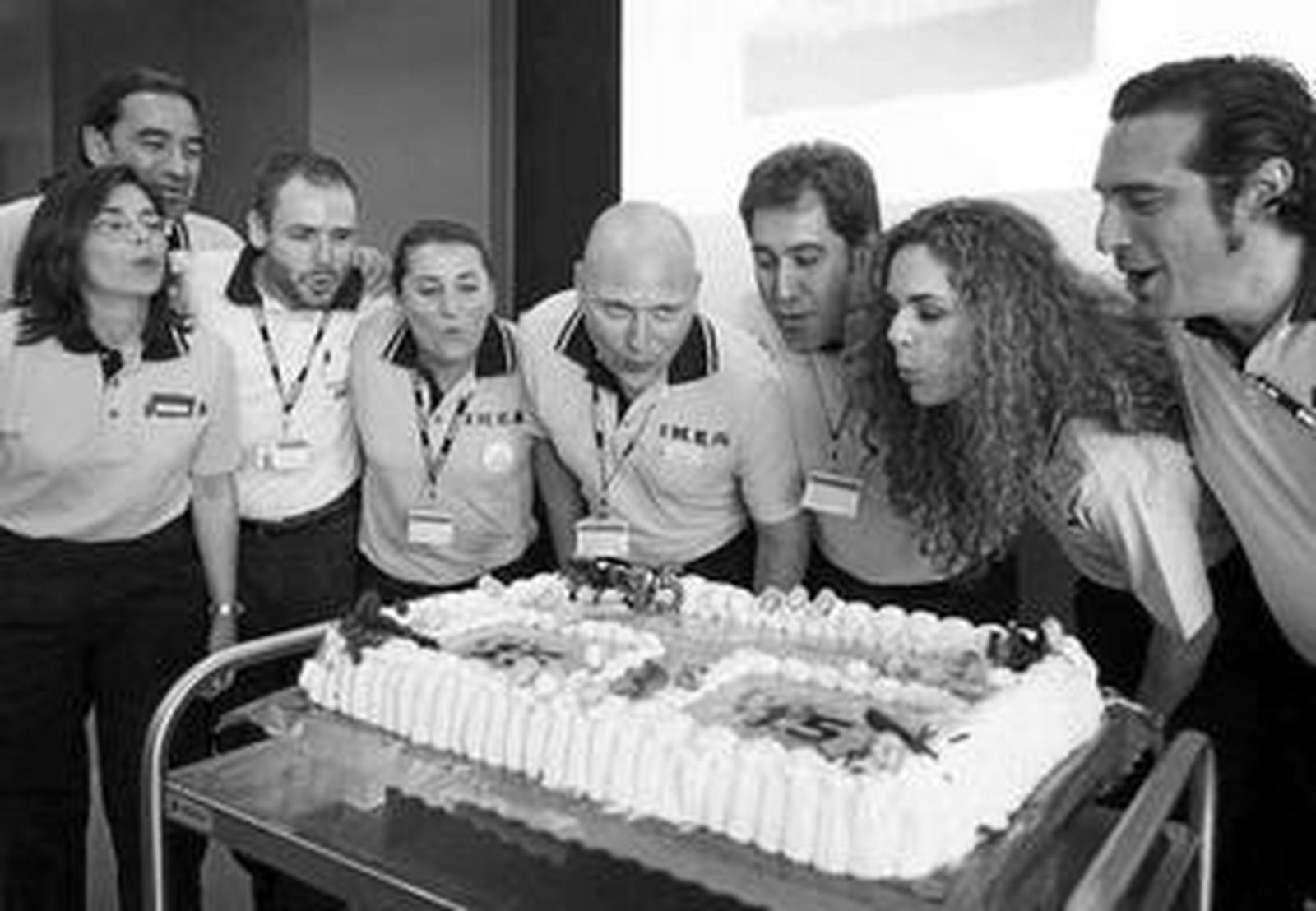 Trabajadores soplan las velas del primer aniversario de Ikea en Jerez.