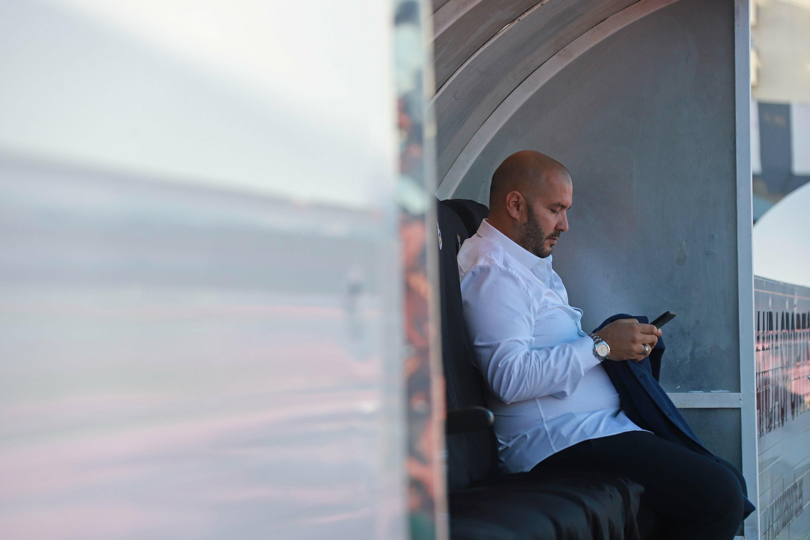 Raffaele Pandalone consulta su móvil, sentado en el banquillo del Municipal