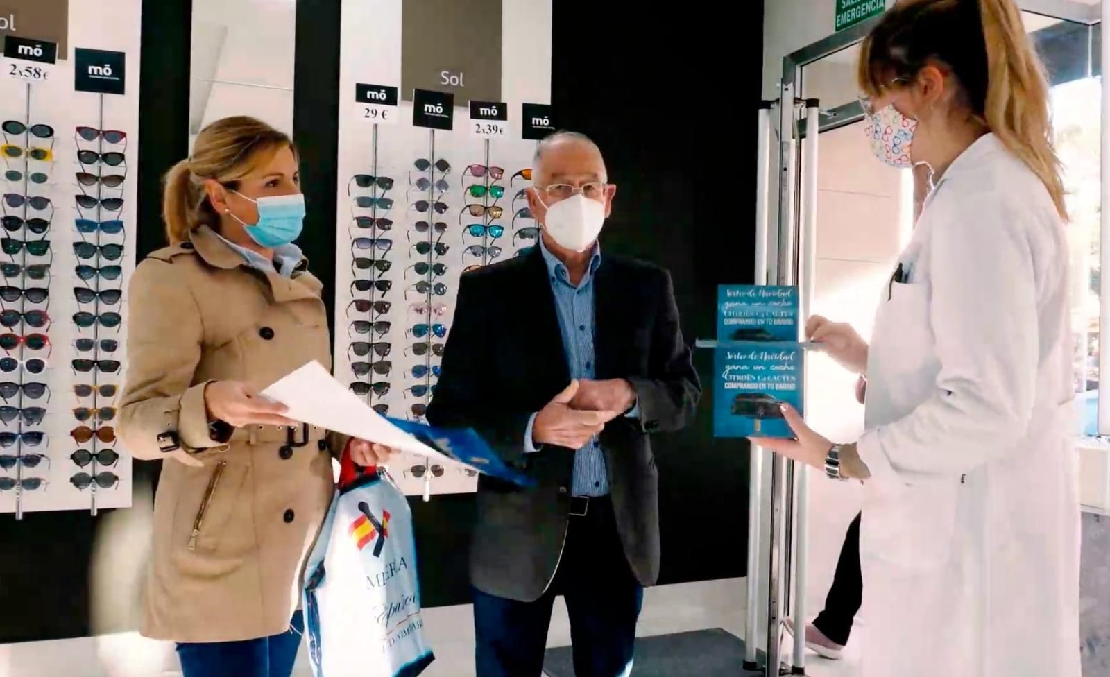 El alcalde de Roquetas y la concejal Rocío Sánchez visitan uno de los establecimientos adheridos a la campaña.