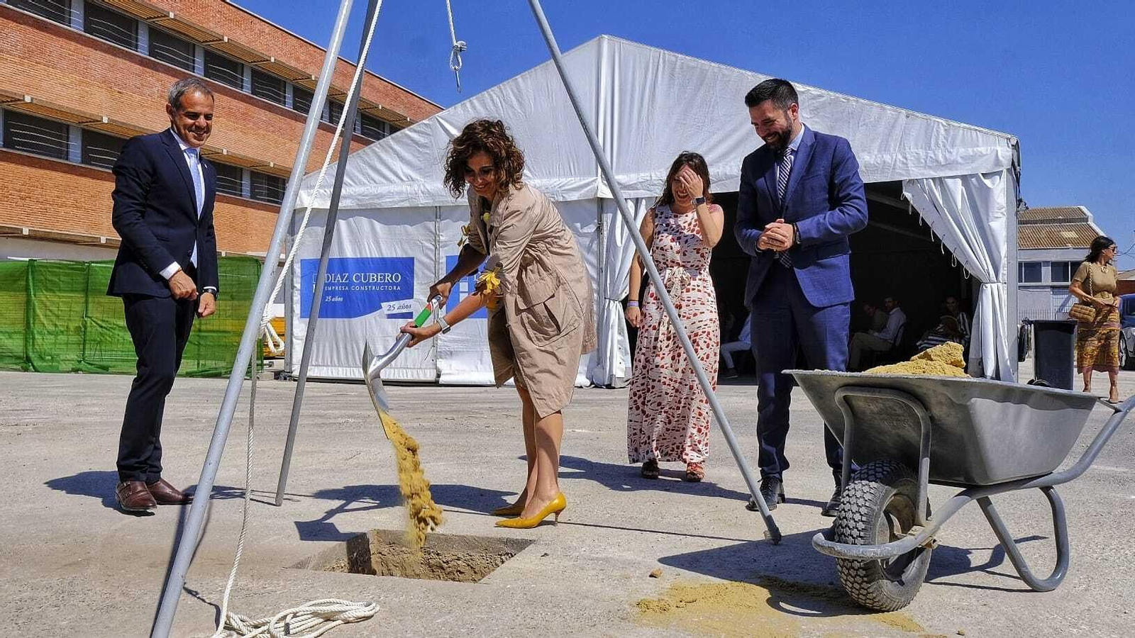 María Jesús Montero echa tierra tras la colocación de la primera piedra en Zona Base. María Jesús Montero echa tierra tras la colocación de la primera piedra en Zona Base.