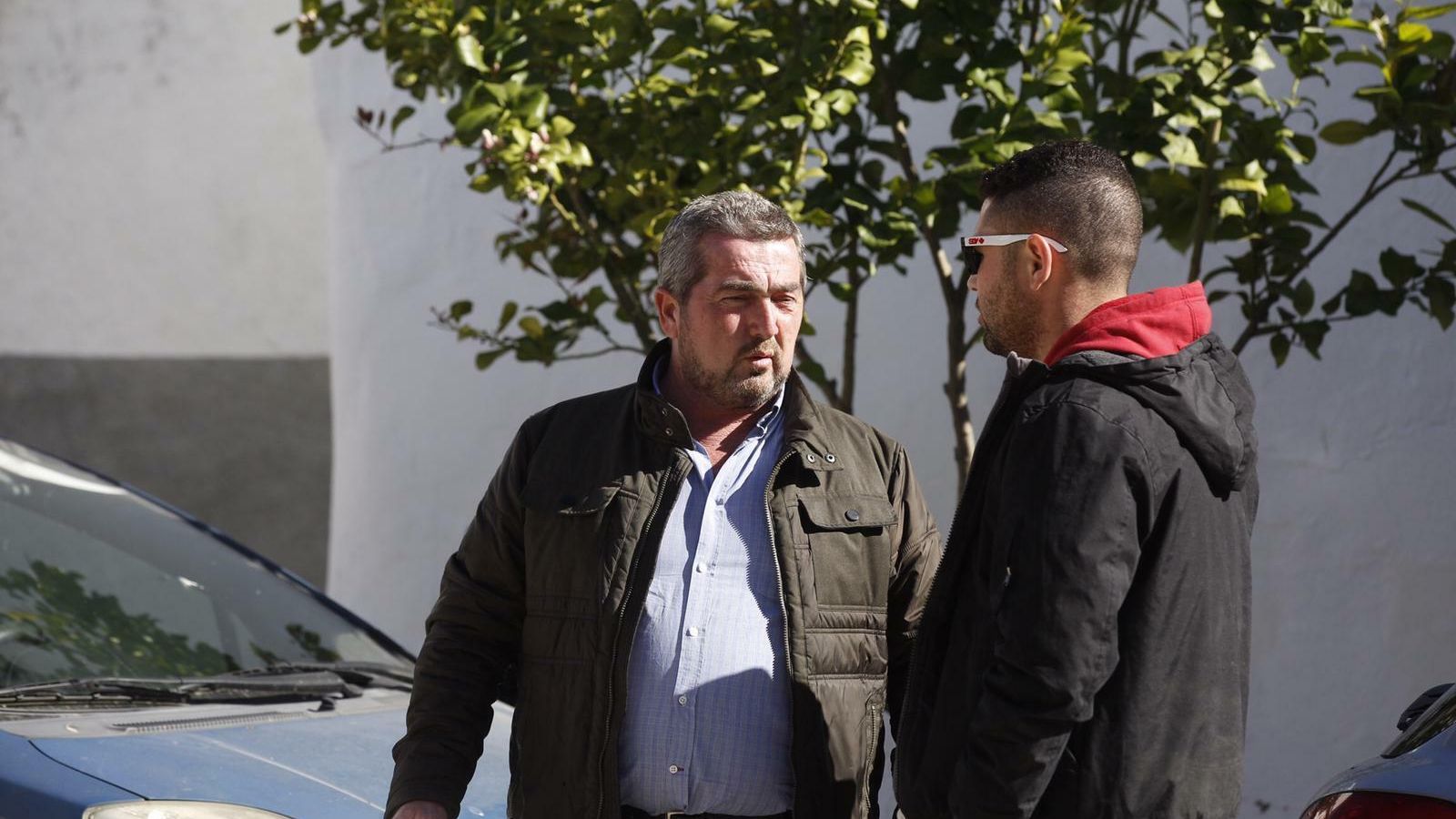 El alcalde de Aznalcóllar, con un familiar de la víctima.