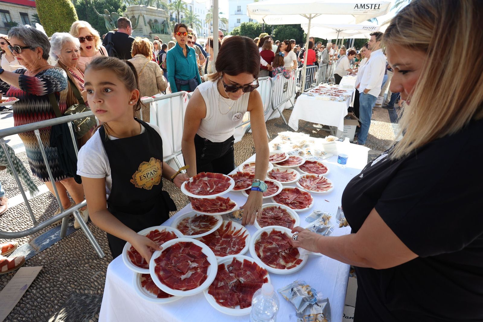 Cortadores de jamón en la plaza del Arenal a beneficio del Hogar San Juan