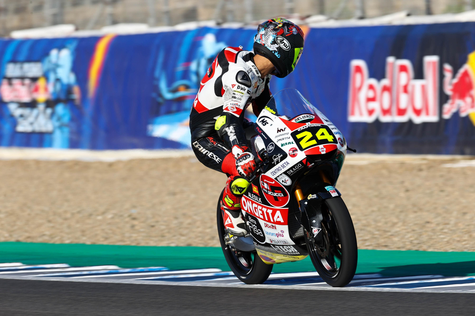 Tatsuki Suzuki dejó atrás a todos sus rivales y logró la 'pole' en Moto3. Tatsuki Suzuki dejó atrás a todos sus rivales y logró la 'pole' en Moto3.