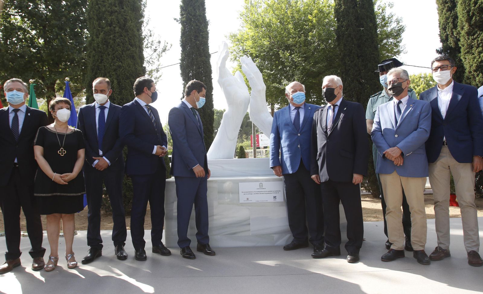 La escultura en honor a los sanitarios en Córdoba, en fotos