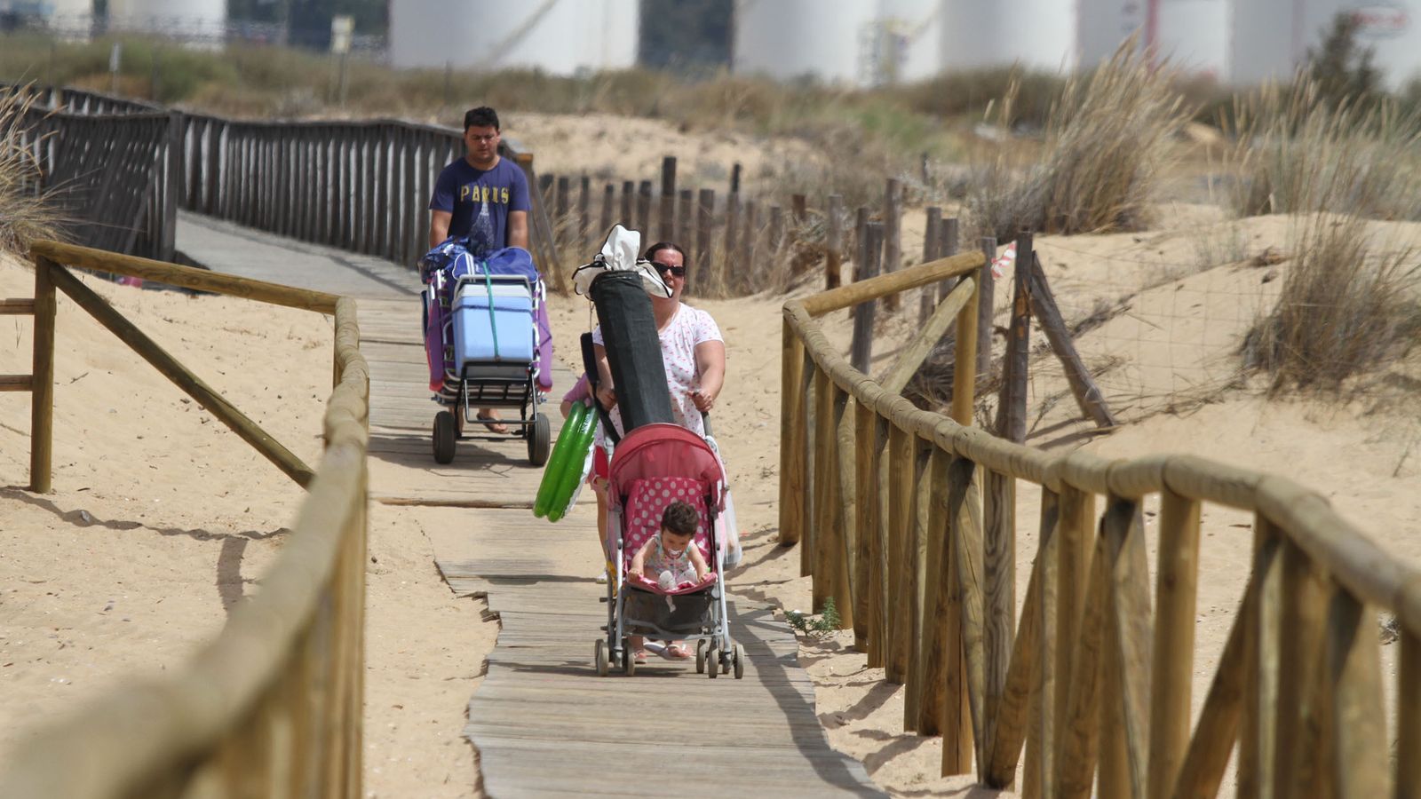 Imagen de una de las pasarelas de acceso a la playa de El Espigón.