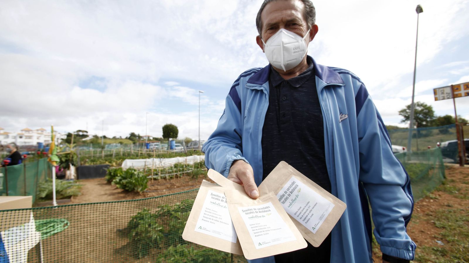 Uno de los hortelanos ayamontinos muestra sus sobres con semillas