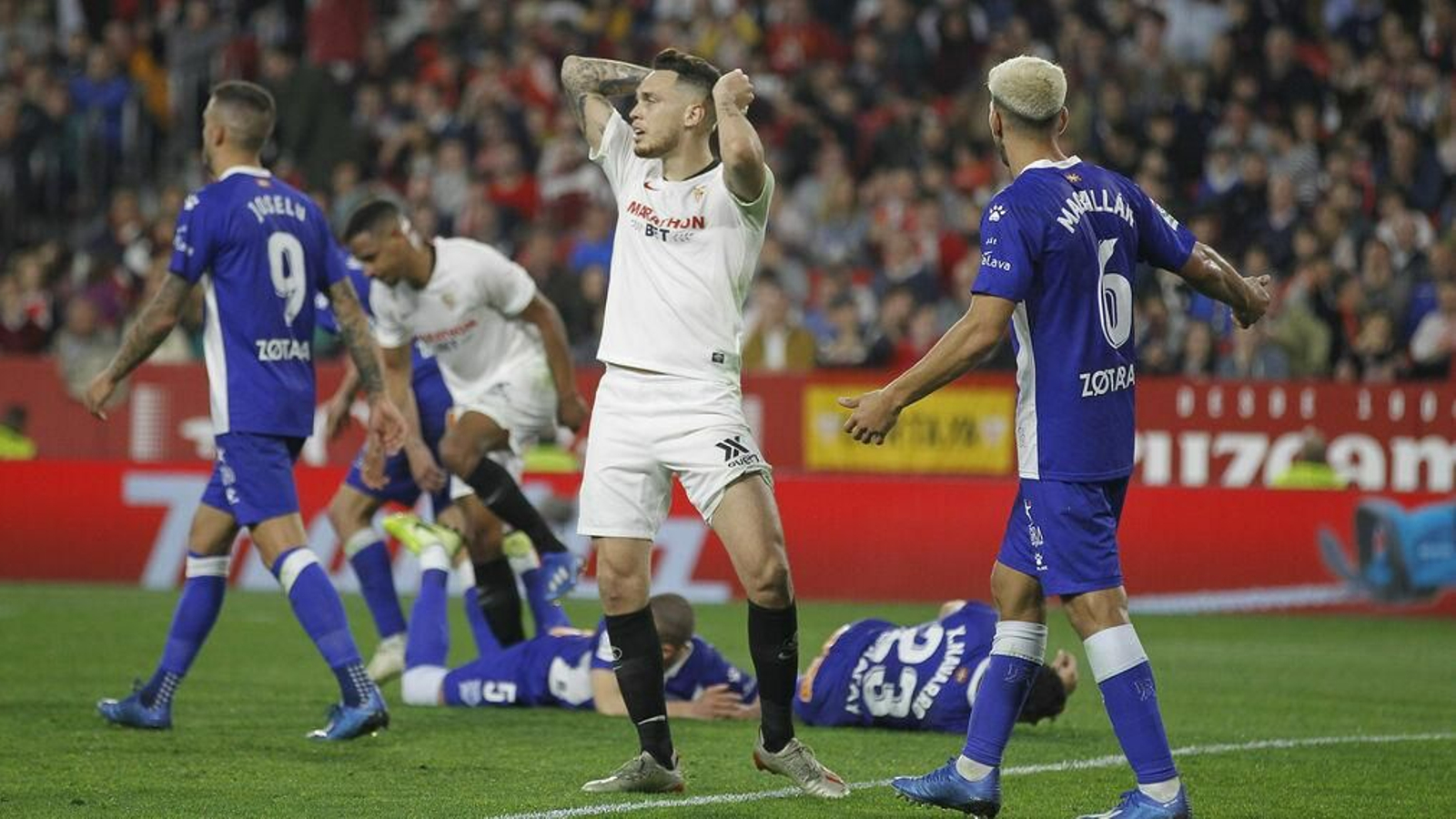Ocampos se lamenta en el área del Alavés tras una estéril llegada del Sevilla.