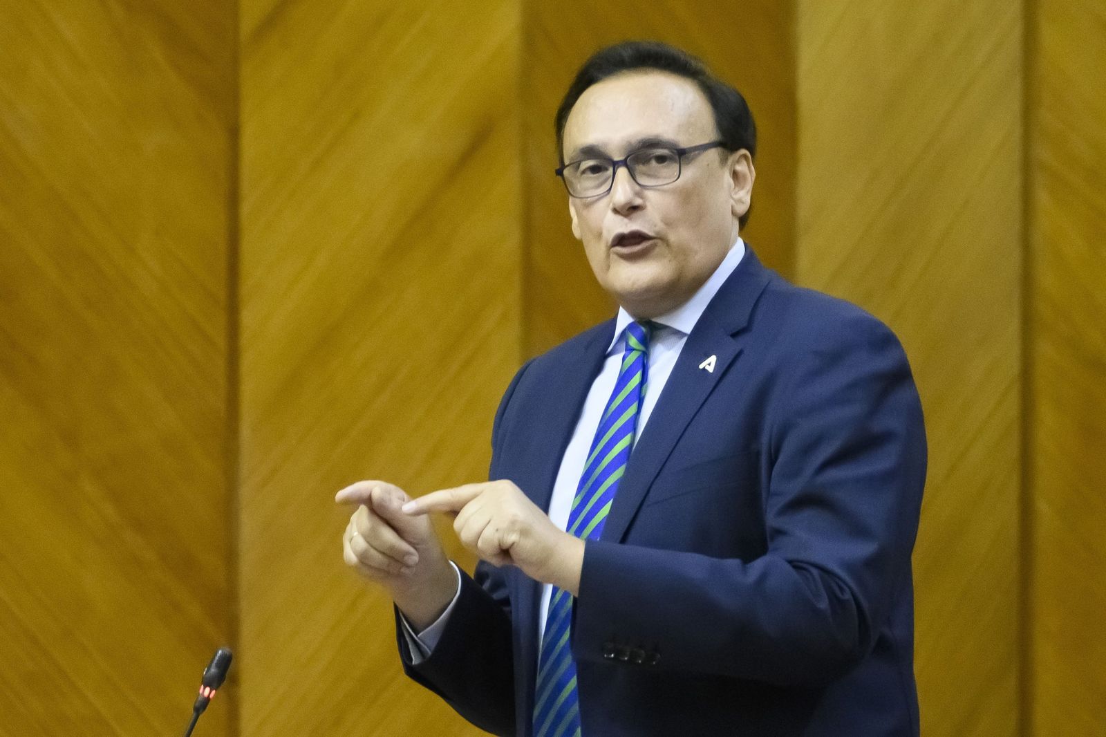 El consejero José Carlos Gómez Villamandos, en el Parlamento andaluz.