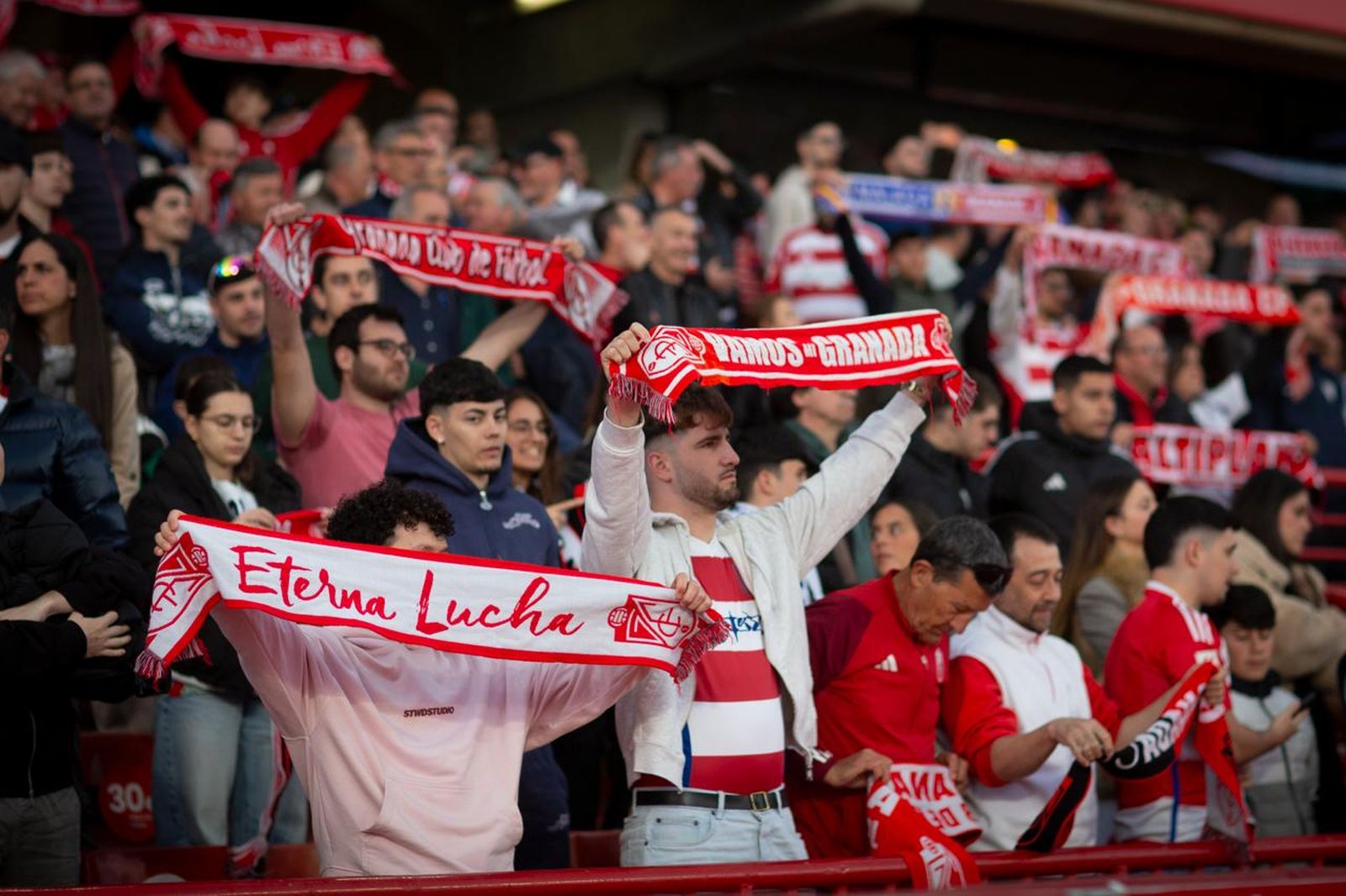 Encuéntrate en la grada del Estadio Nuevo Los Cármenes durante el Granada CF-Málaga CF