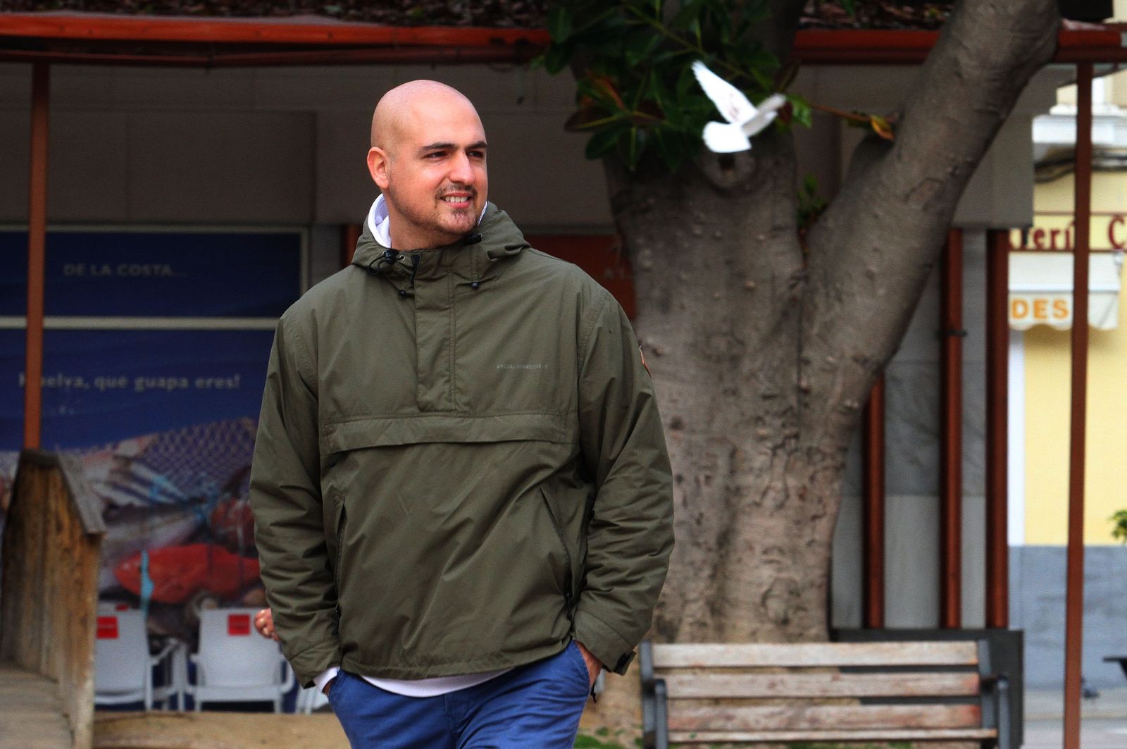Marcos Rosa, en un paseo por la plaza de las Monjas de la capital onubense.