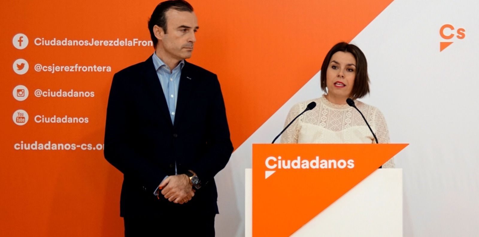 Ángela Rodríguez junto al portavoz municipal, Manuel Méndez, este martes.