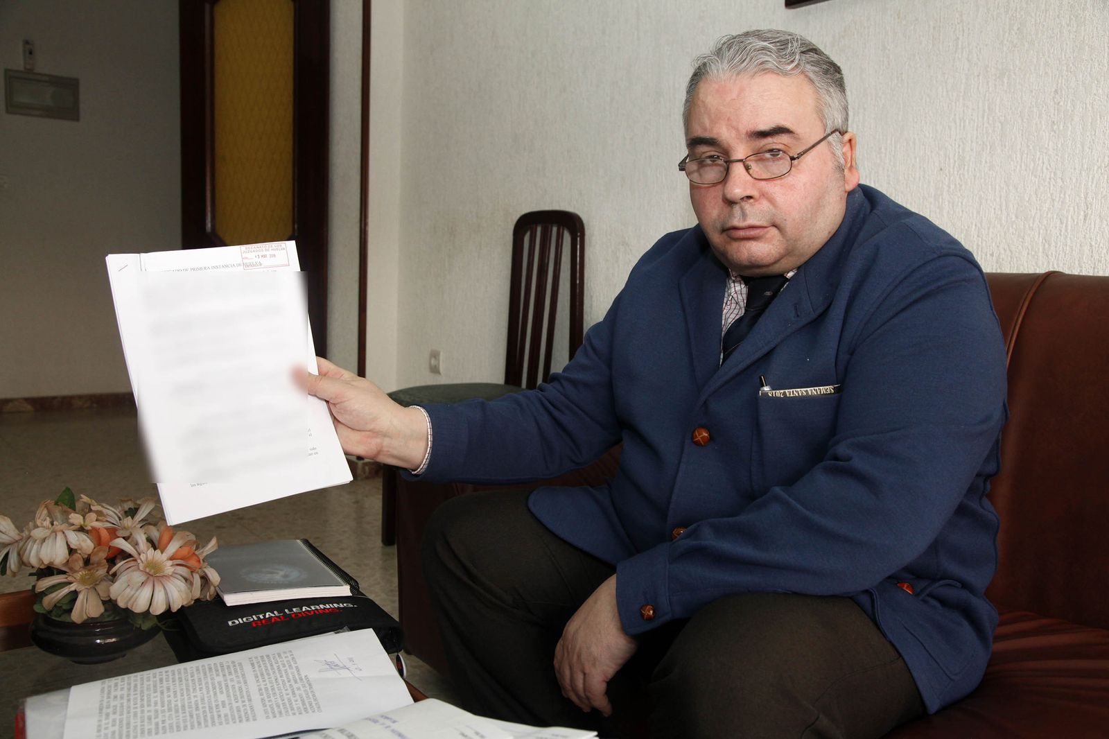 El abogado Javier Castizo muestra la demanda de conciliación previa a la querella.