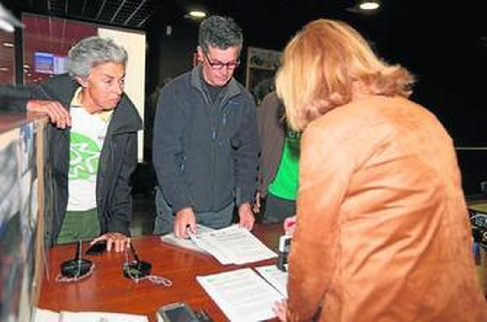 Momento de la presentación de los recursos al Plan General, ayer en el Registro del Ayuntamiento.