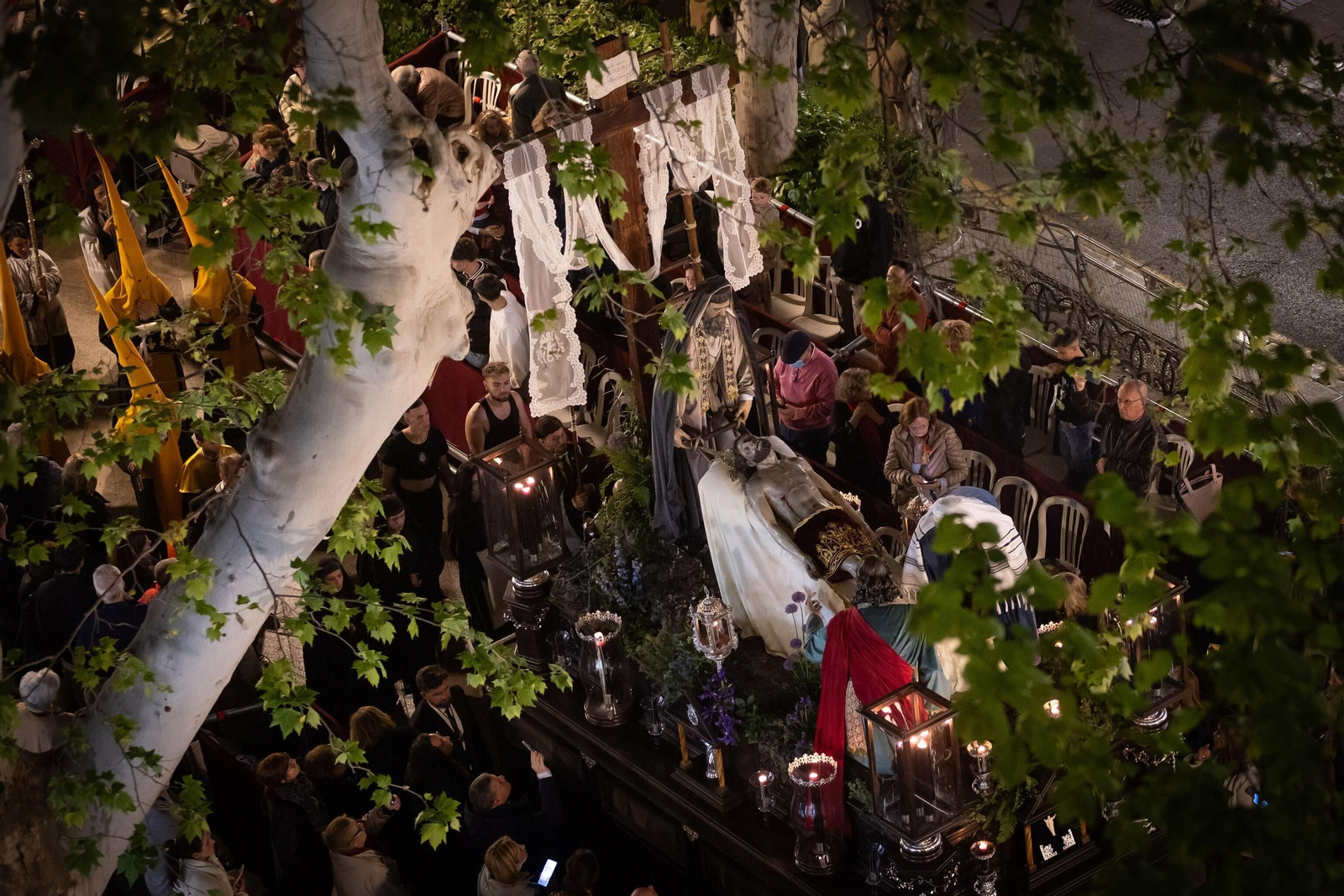 Así vivió Granada el estreno del nuevo misterio Descendimiento de la Hermandad de las Chías 2025