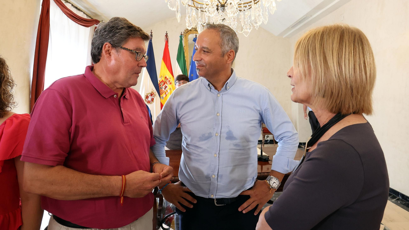 Antonio Vadillo firma en el Libro de Honor de Jerez
