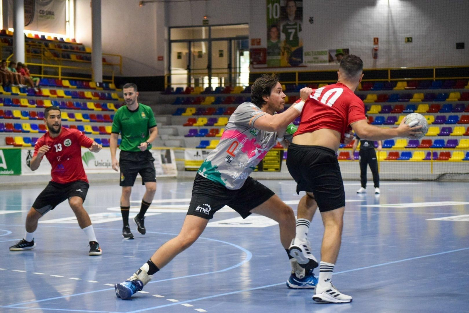 Luisfe defendiendo a un jugador del Antequera.