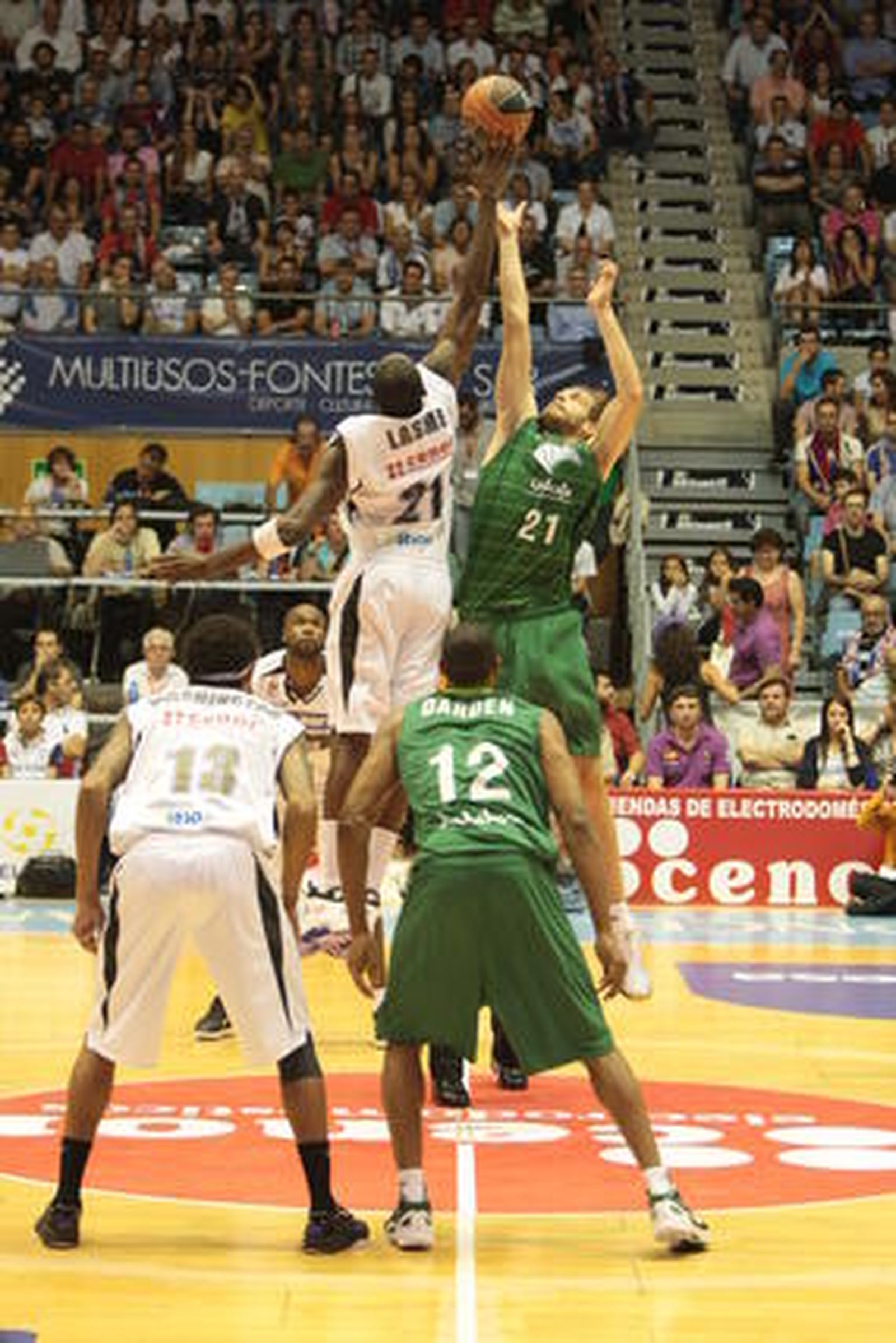 Unicaja vence en Santiago al Blusens Monbus por 71-78 después de sobreponerse a un mal inicio

Foto: ACBMEDIA