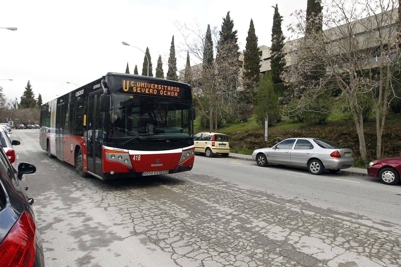 Imagen de archivo de un autobús urbano en el campus de Cartuja.