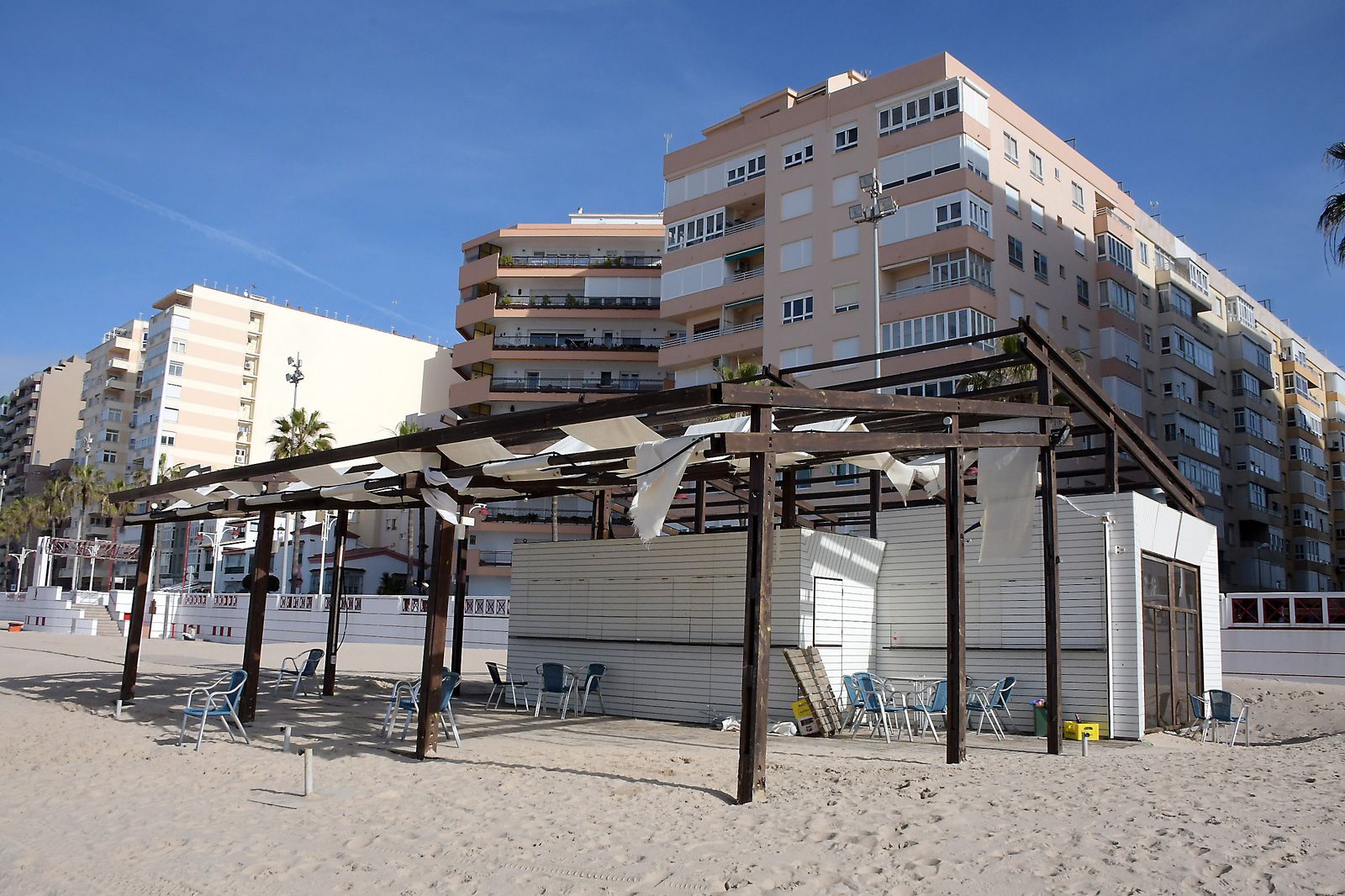 Un chiringuito vacío en Cádiz