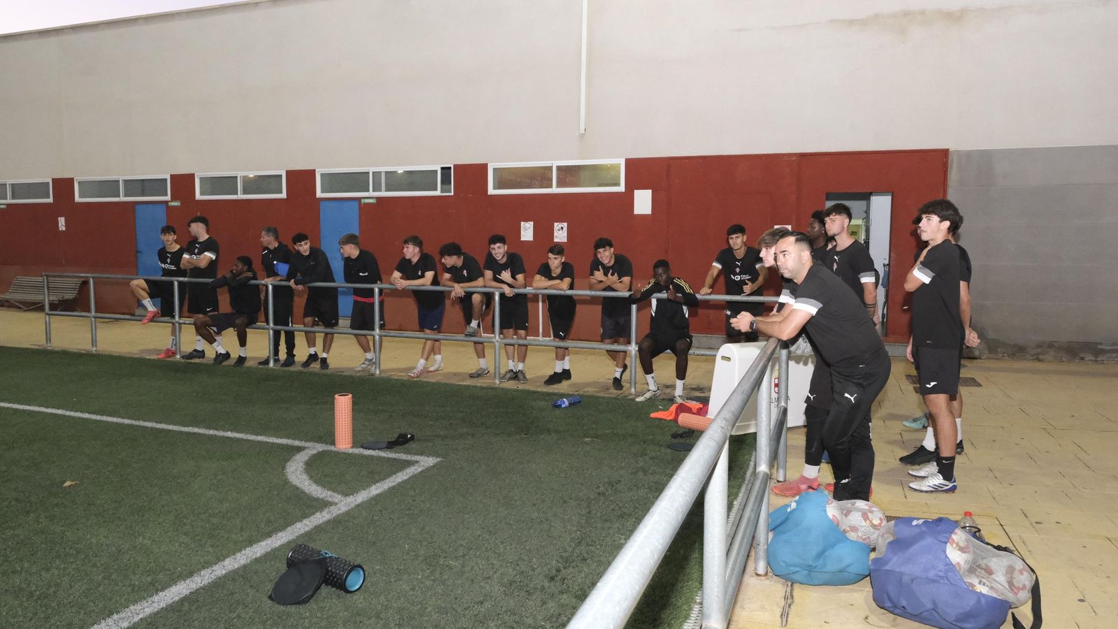 Los de la barriada almeriense esperando poder acceder al terreno de juego para llevar a cabo uno de sus entrenamientos.