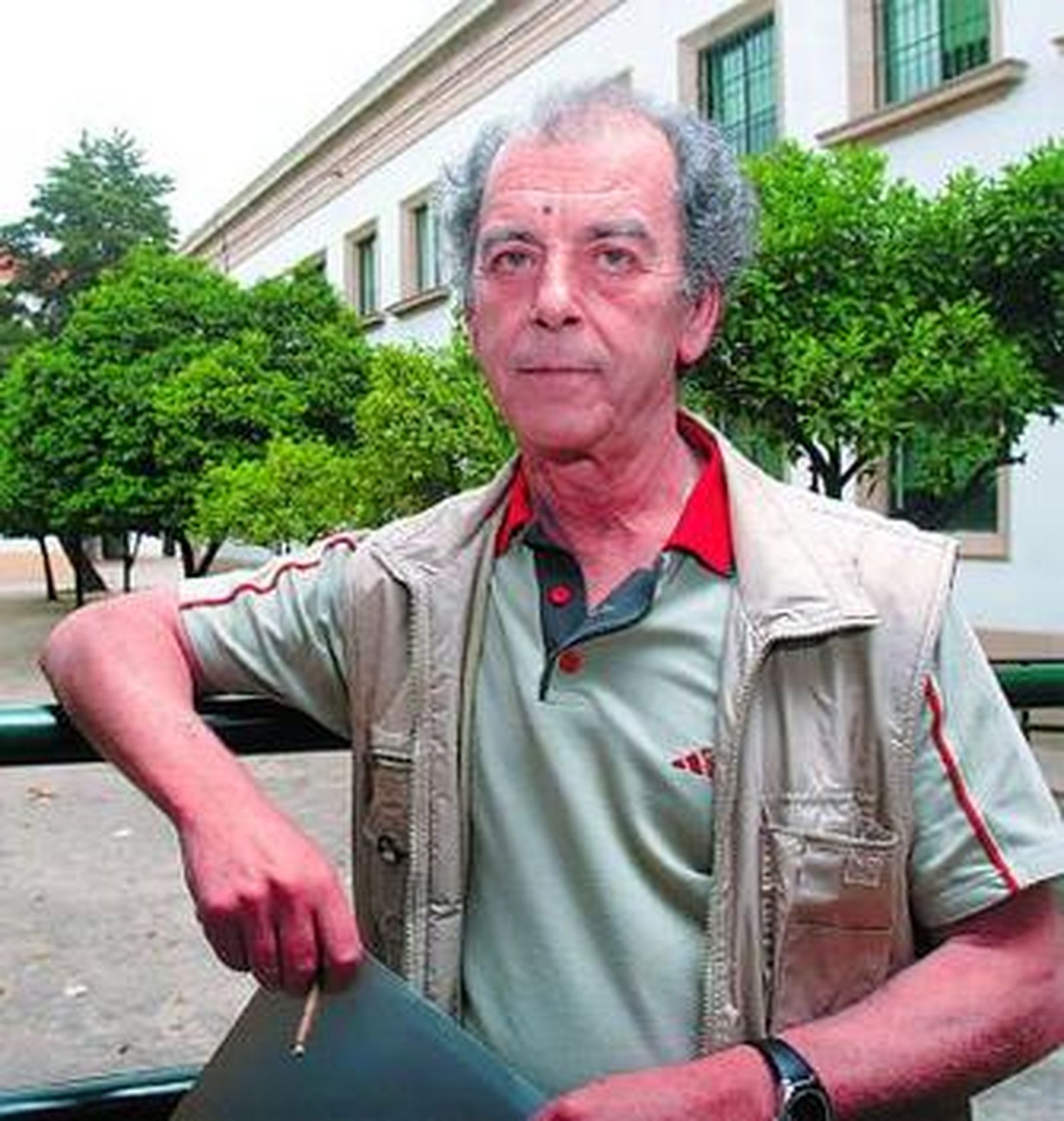Enrique de Castro posa en el Instituto Coloma antes de una charla, días atrás.