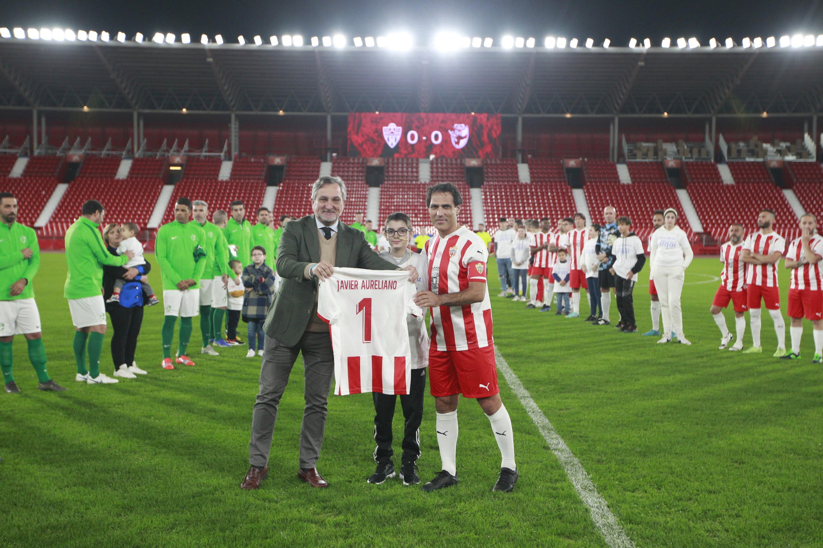 Imágenes del partido homenaje al 'eterno' capitán de la U.D. Almería, José Ortiz